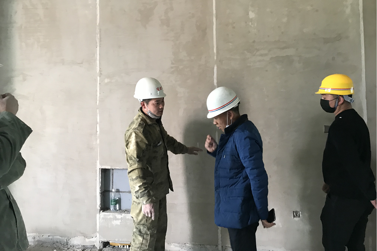 公司劉總親臨輕質(zhì)抹灰石膏的施工現(xiàn)場(chǎng)