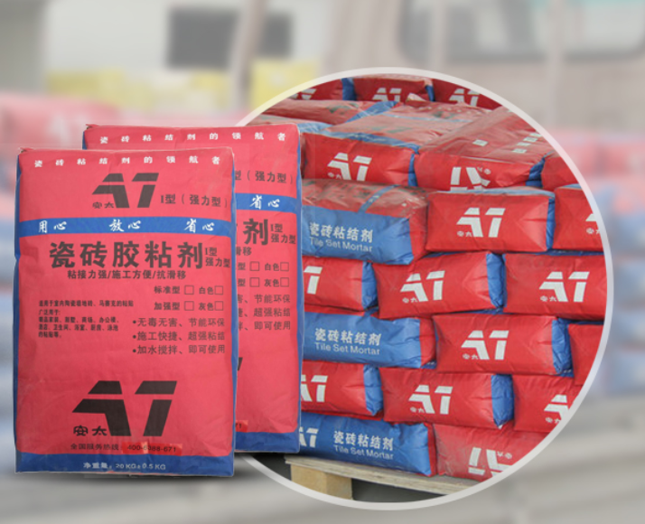 擠塑板應(yīng)用范圍廣同時(shí)帶動(dòng)了擠塑板界面劑的火熱，擠塑板廠家在生成過程中其實(shí)很注重細(xì)節(jié)，比如像安泰保溫材料，他們公司生產(chǎn)的擠塑板界面劑有很好的附著效果，其獨(dú)特配方及***添加劑能快速與擠塑板高密度表面相融合，同時(shí)在涂層表面形成有效親和層，作為聚合物液態(tài)材料。